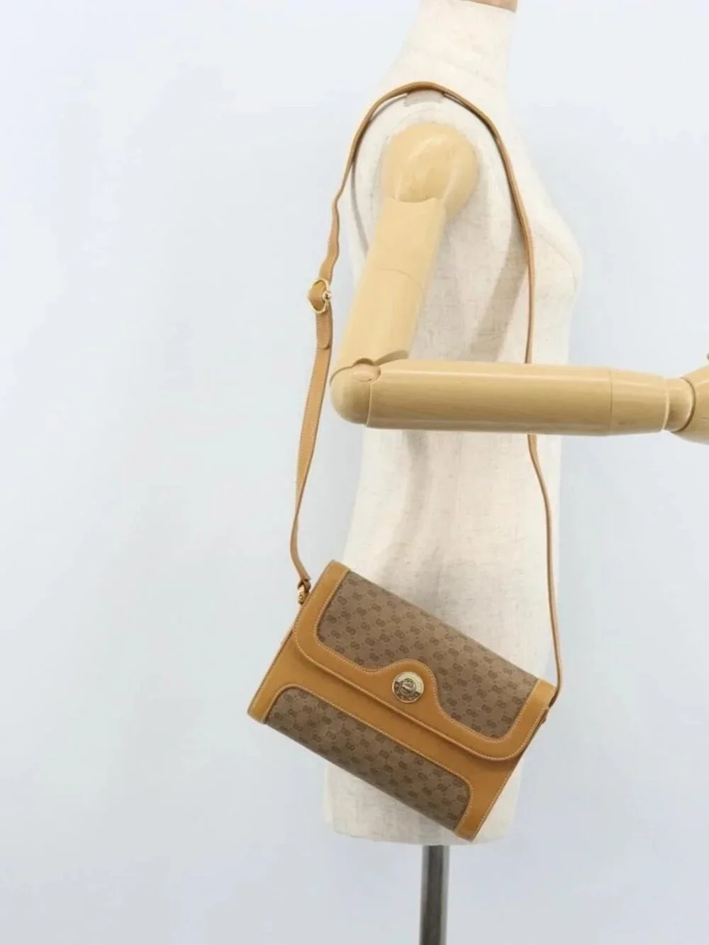 GUCCI Micro GG Supreme Shoulder Bag PVC Beige Gold Auth AMZ079